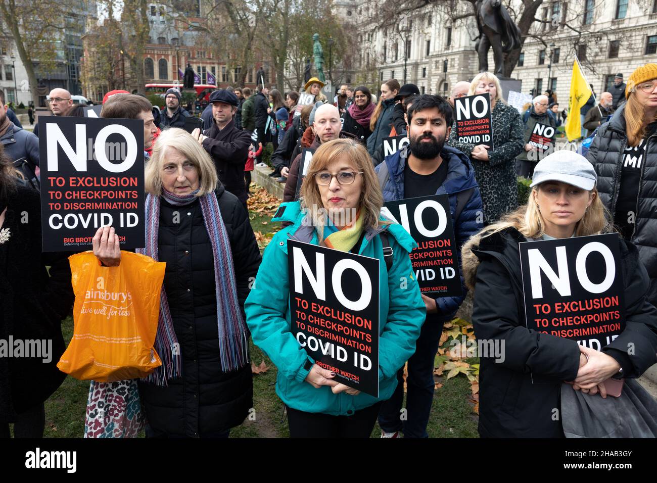 Die Demonstranten sahen während der Demonstration Plakate mit der Aufschrift "Nein zum Ausschluss, zu Kontrollpunkten, zur Diskriminierung, COVID ID ID ID", die gemeinsam von Big Brother Watch und Migrant Organize geführt wurden. Demonstranten versammelten sich, um Unzufriedenheit über den Versuch der britischen Regierung zu äußern, Impfpass und andere Formen von COVID-Ausweisen zu einer Voraussetzung für Großveranstaltungen und den Eintritt in öffentliche Räume zu machen. Die Gruppe versucht, den Unterschied zwischen Anti-Impfstoff-Pässen speziell und Anti-Impfstoffen, mit denen sie sich mit dem Ersteren identifizieren, klar zu definieren. Stockfoto