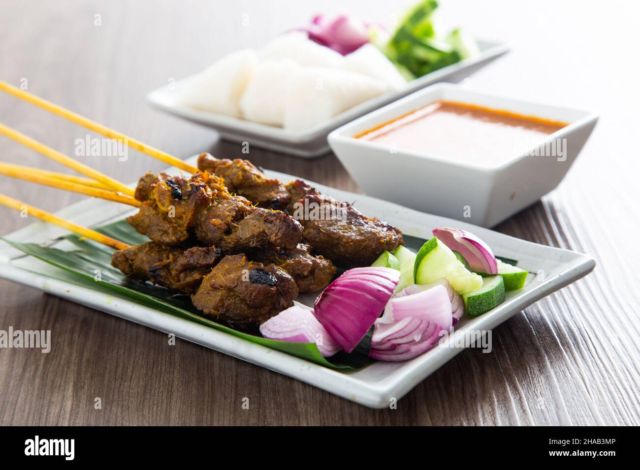 Malaysischer Rindersatay mit köstlicher Erdnusssauce. Berühmtes Essen in Südostasien. Stockfoto