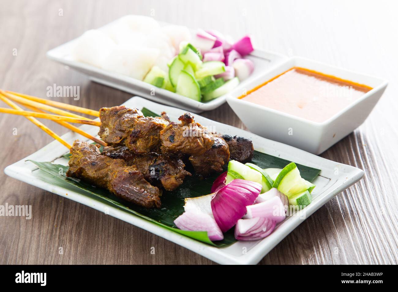 Malaysischer Hammelsatay mit köstlicher Erdnusssauce. Berühmtes Essen in Südostasien. Stockfoto