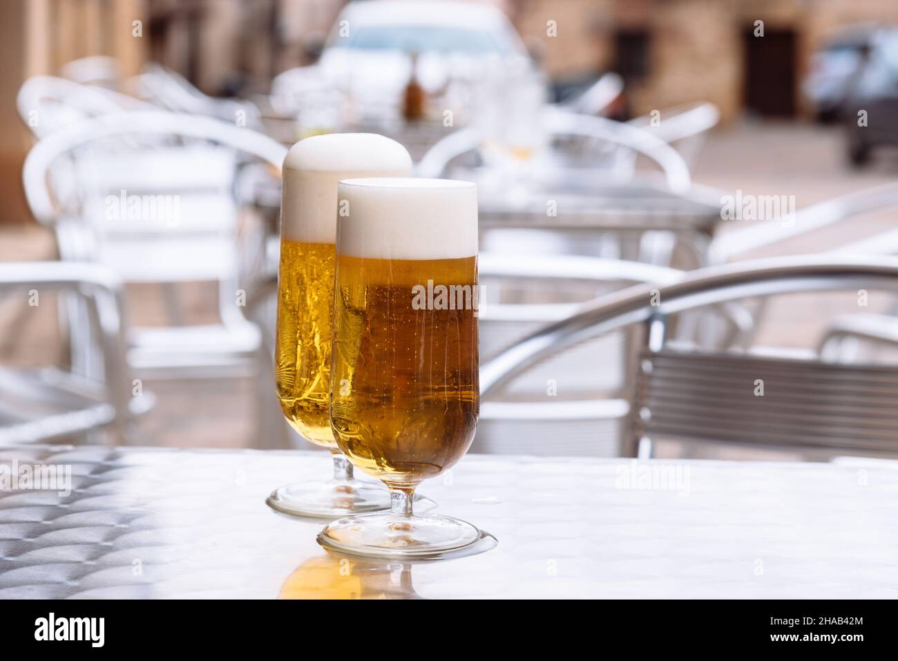 Eiskalte Biere, die auf der Terrasse in Gläser gegossen werden. Platz für Kopie Stockfoto