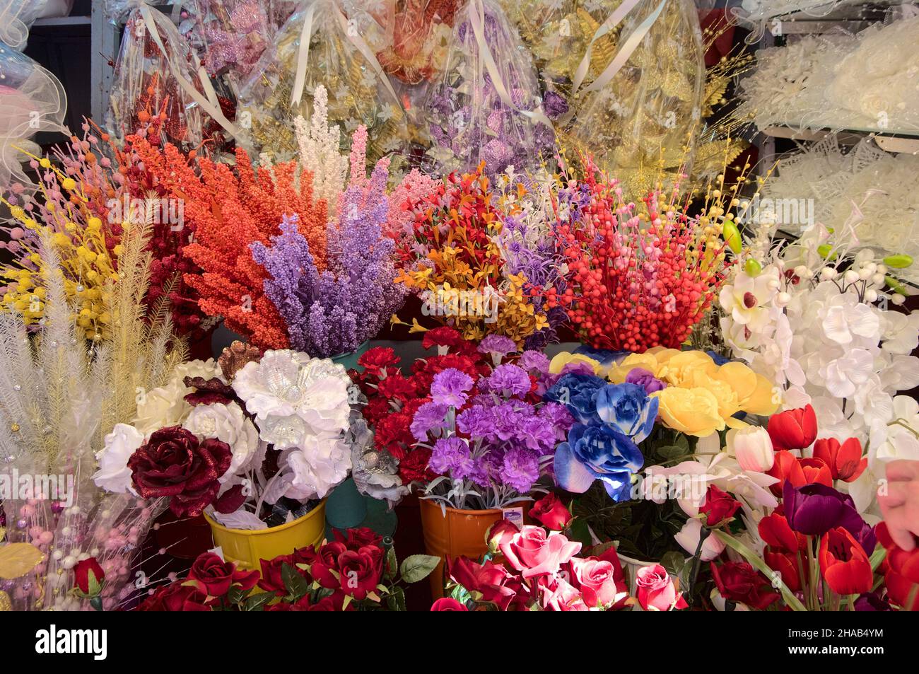 Farbenfrohe künstliche Blumen im Großen Basar von Istanbul, Türkei Stockfoto