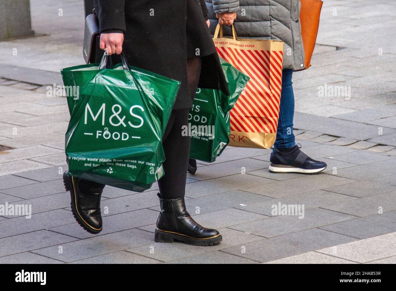 Marken und Spencer grüne Plastiktüten; Geschäfte, Shopper & Food Shopping in Southport, Großbritannien Stockfoto