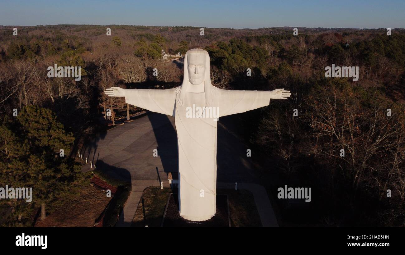 Luftaufnahme der Statue „Christ of the Ozarks“ in der Nähe von Eureka Springs, AR während des Winterbelaubs, November 2021. Stockfoto