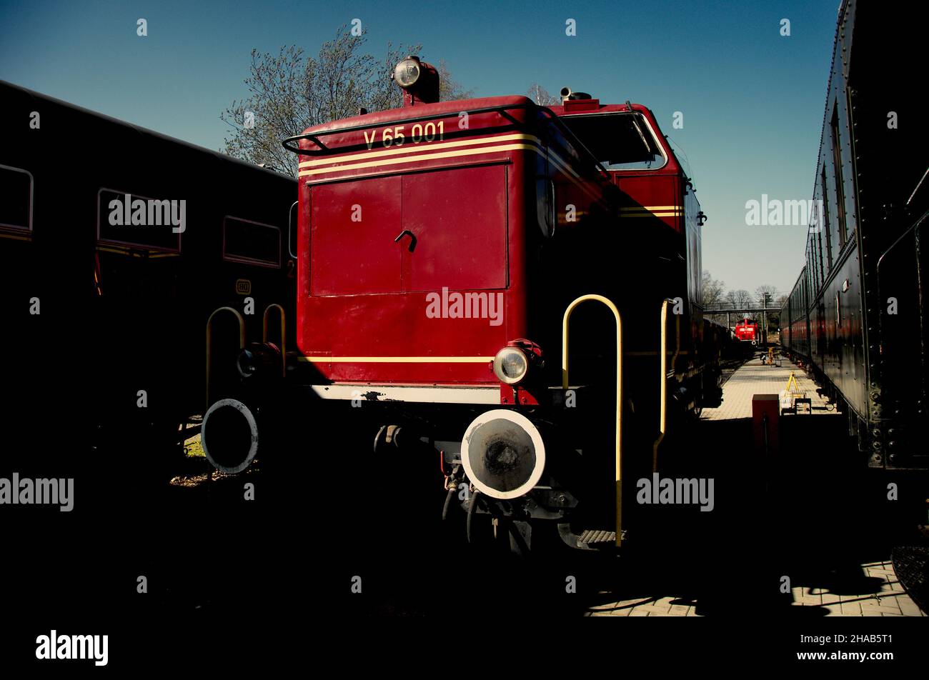 OSNABRÜCK, DEUTSCHLAND - 05. Apr 2020: Eine wunderschöne Aufnahme einer Roten Lokomotive in einem Bahnhof in Osnabrück Stockfoto