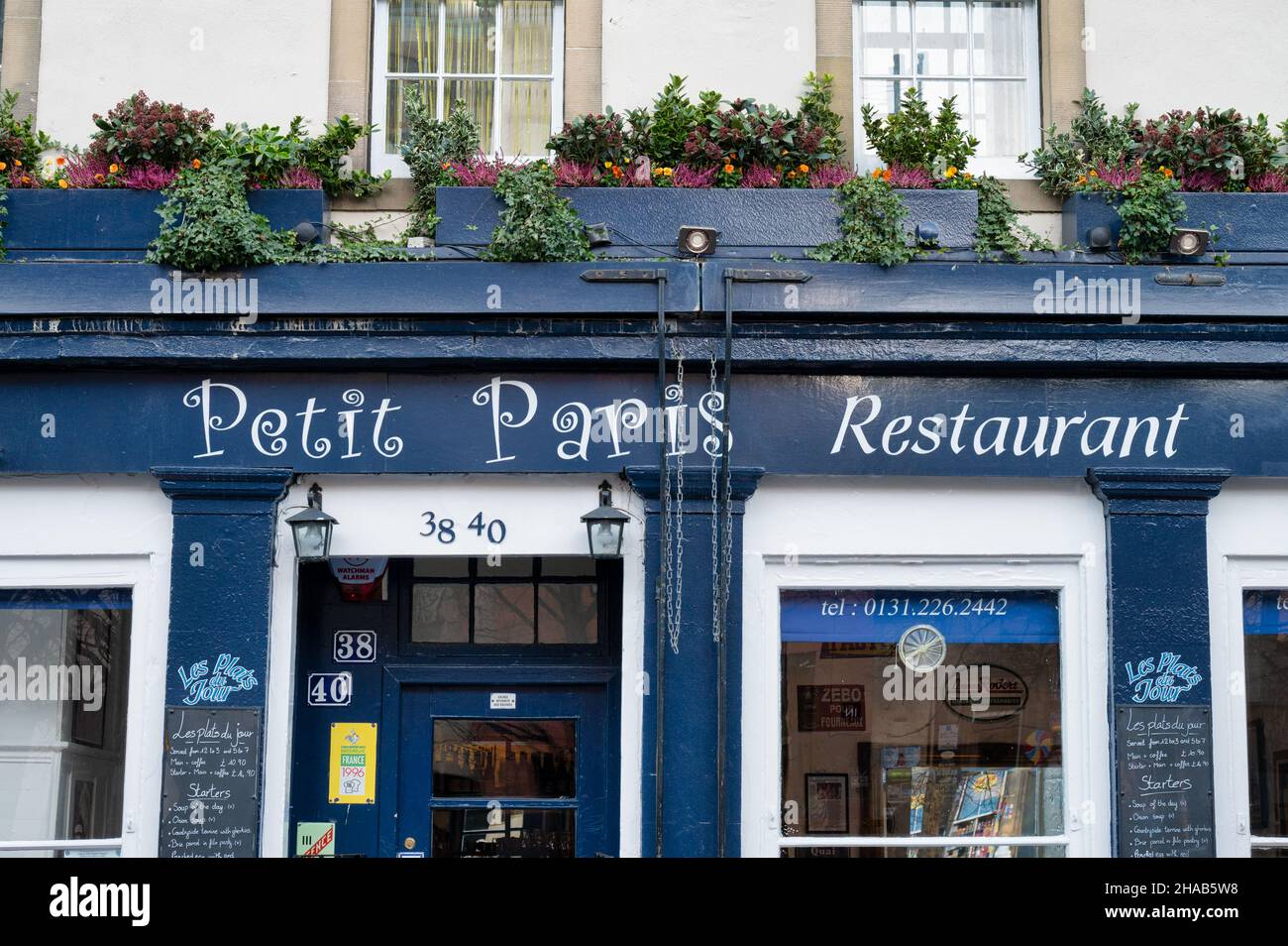 Edinburgh, Schottland - 20. Nov 2021: Die Vorderseite des Petit Paris Restaurants in Edinburgh. Stockfoto