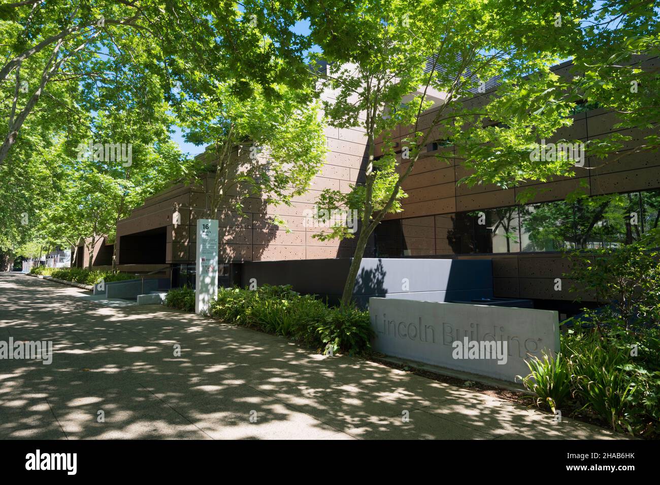 Okt 2021 Macquarie University, Sydney: Das renovierte Brutalist Lincoln Building wurde von der Firma FDC mit perforierten Aluminiumplatten verkleidet Stockfoto