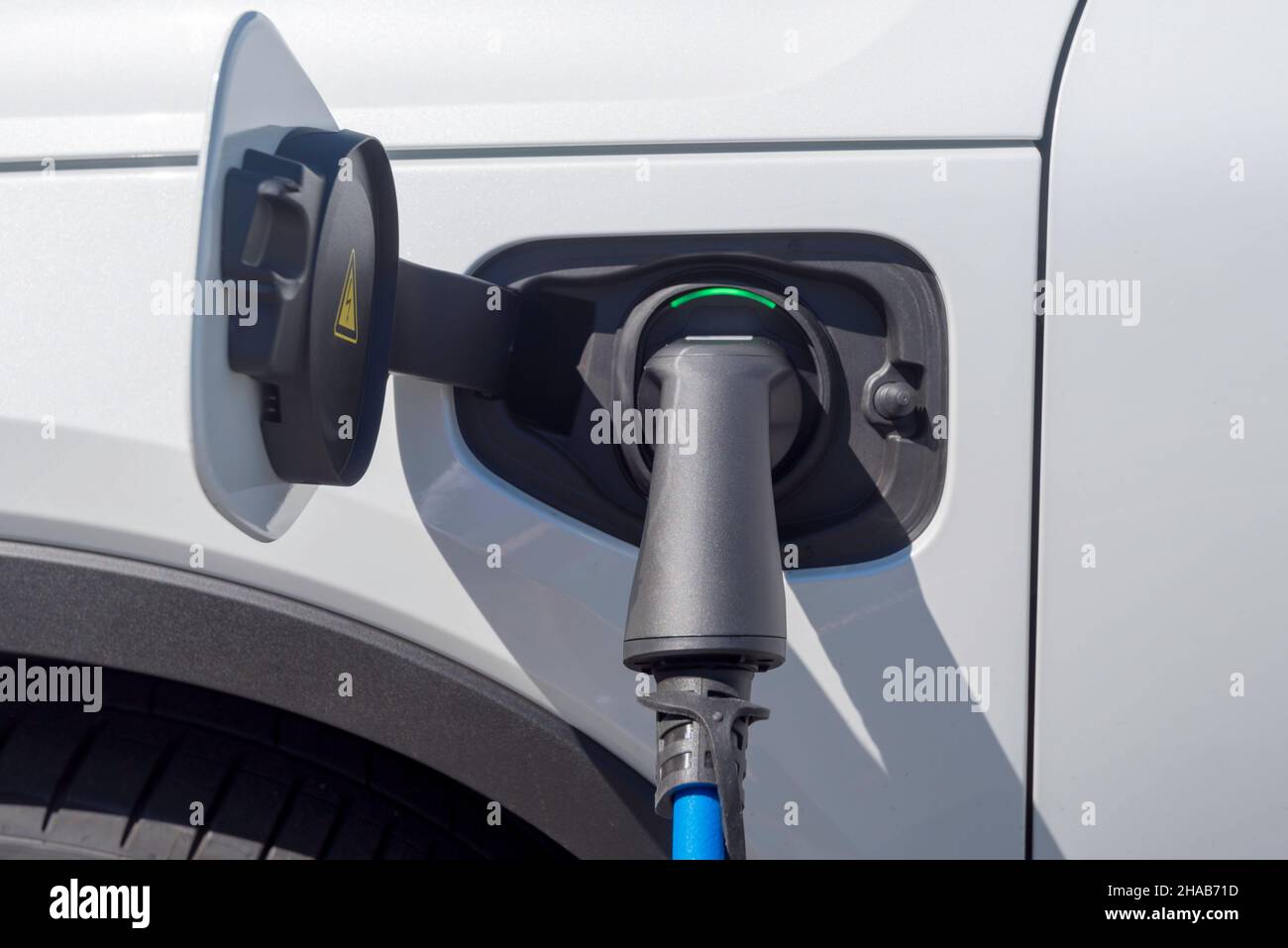 Ein Elektrofahrzeug (EV) wird auf einem Parkplatz in Sydney, Australien, an der Macquarie University aufgeladen. Kfz-Ladefunktion Stockfoto