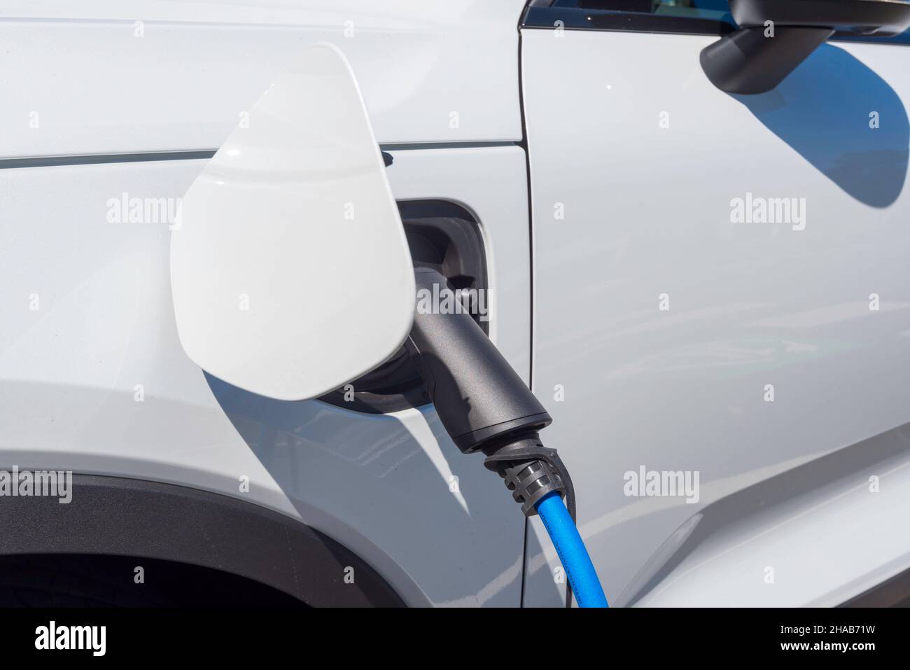 Ein Elektrofahrzeug (EV) wird auf einem Parkplatz in Sydney, Australien, an der Macquarie University aufgeladen. Kfz-Ladefunktion Stockfoto