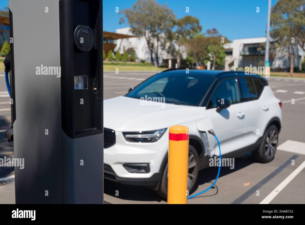 Ein Elektrofahrzeug (EV) wird auf einem Parkplatz in Sydney, Australien, an der Macquarie University aufgeladen. Kfz-Ladefunktion Stockfoto