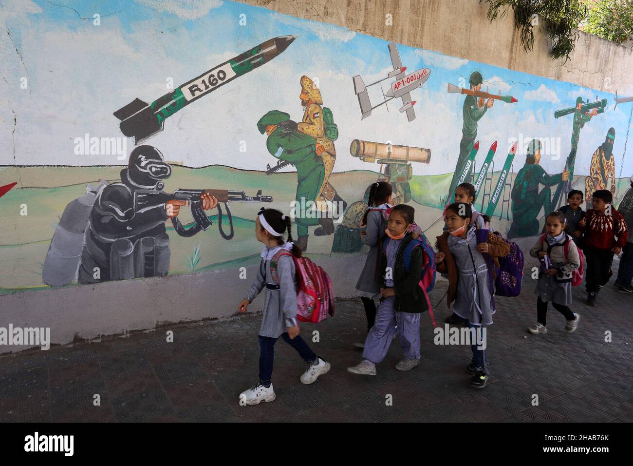 Hamas-Anhänger während des Gedenkens an die Gründung der islamistischen Hamas-Bewegung im Gazastreifen am 11. Dezember 2021. Stockfoto