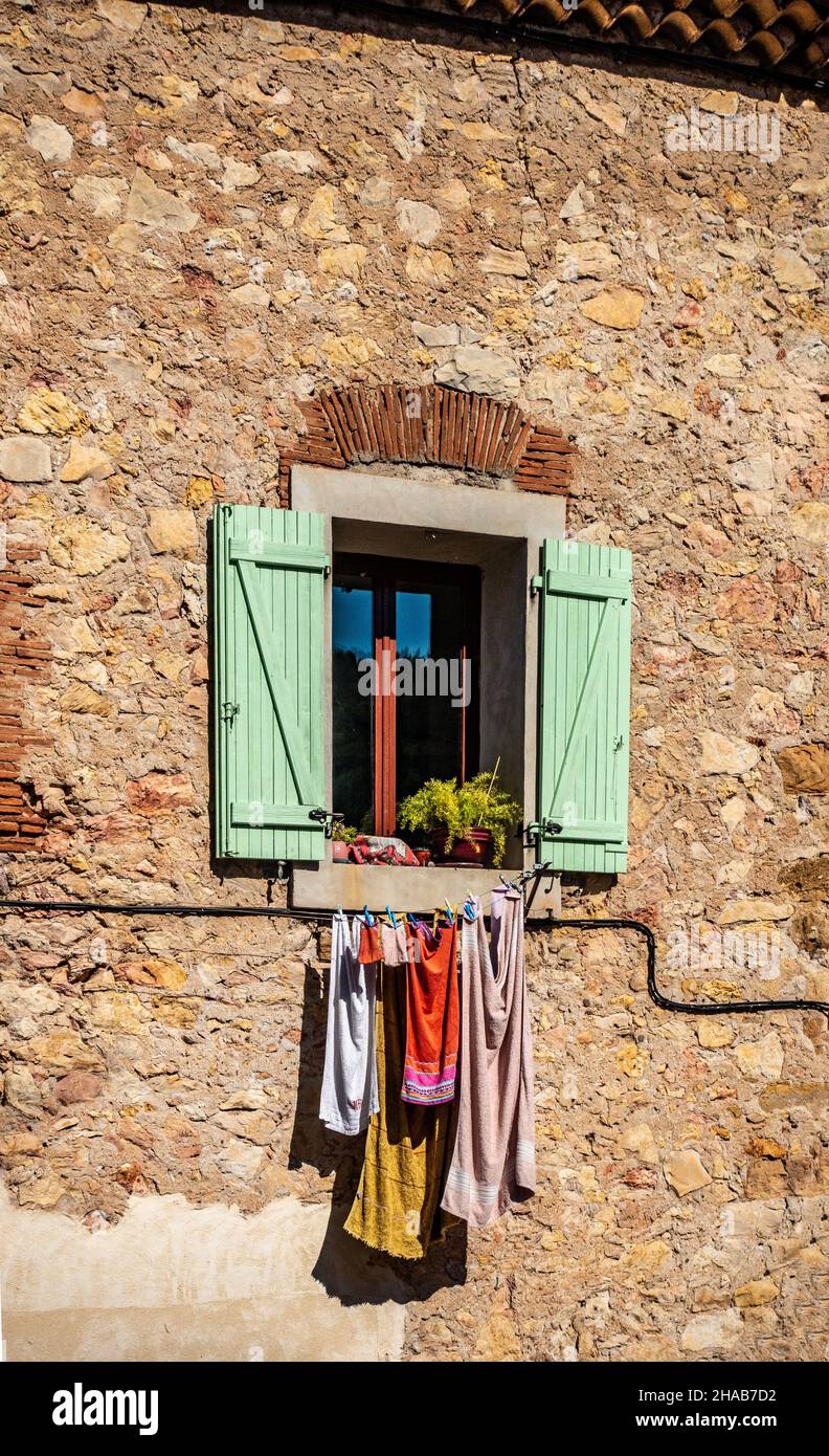 Kleidung, die in der Sonne auf einem Hausbalkon in Cessenon Sur Orb, Frankreich, trocknet Stockfoto