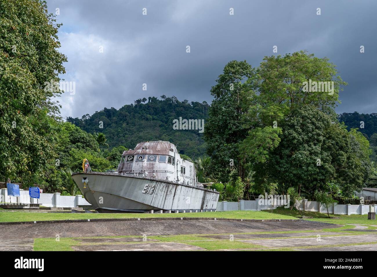 Das Polizeiboot 813 wird als Tsunami-Gedenkstätte in Khao Lak, Thailand, aufbewahrt. Stockfoto