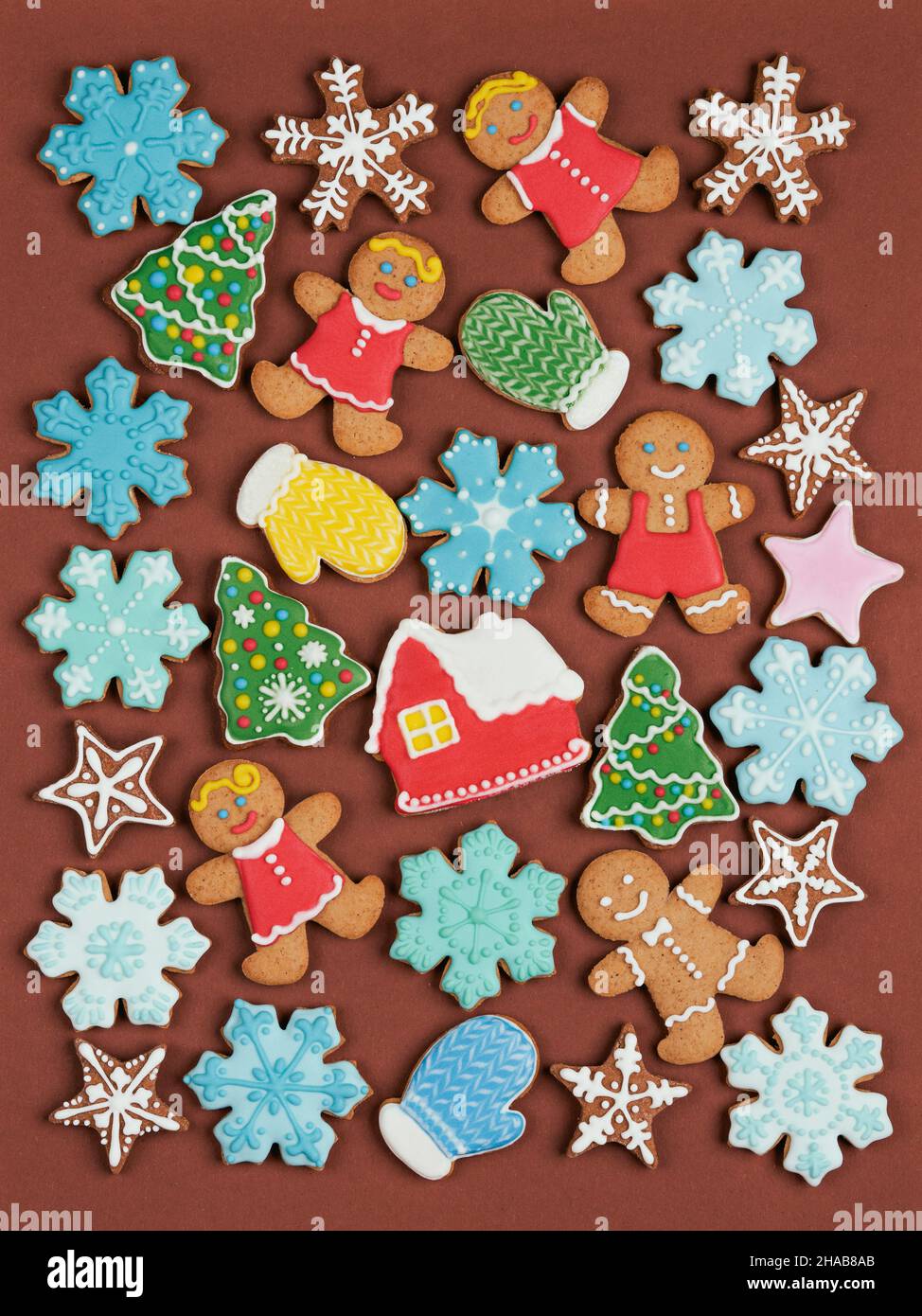 Weihnachtsplätzchen-Set. Isolierte Ingwerkekse mit Dekoration auf farbigem Hintergrund. Süßes und köstliches Urlaubsgeschenk. Ingwer Mann, Weihnachtsbaum, sn Stockfoto
