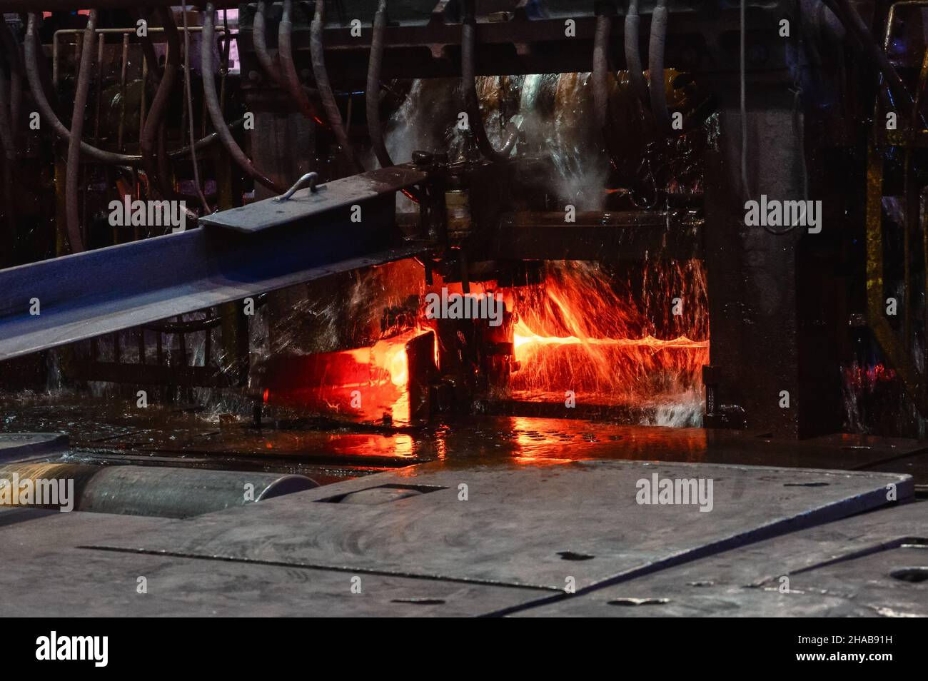 Das Walzwerk in Betrieb. Herstellung von warmgewalztem Stahl Stockfoto