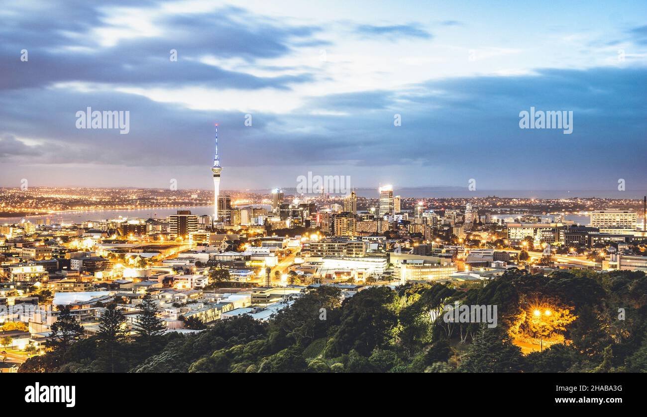 Luftaufnahme der Skyline von Auckland vom Mount Eden nach Sonnenuntergang während der Blauen Stunde - Neuseelands moderne Stadt mit majestätischem Nachtpanorama Stockfoto
