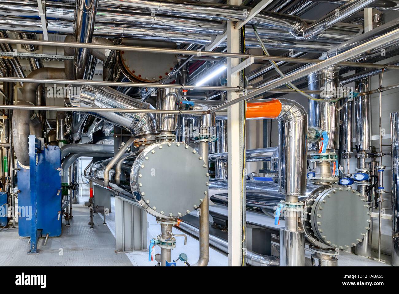 Container und Pipelines an der chemischen Nährstoffzusatzstoffanlage Stockfoto