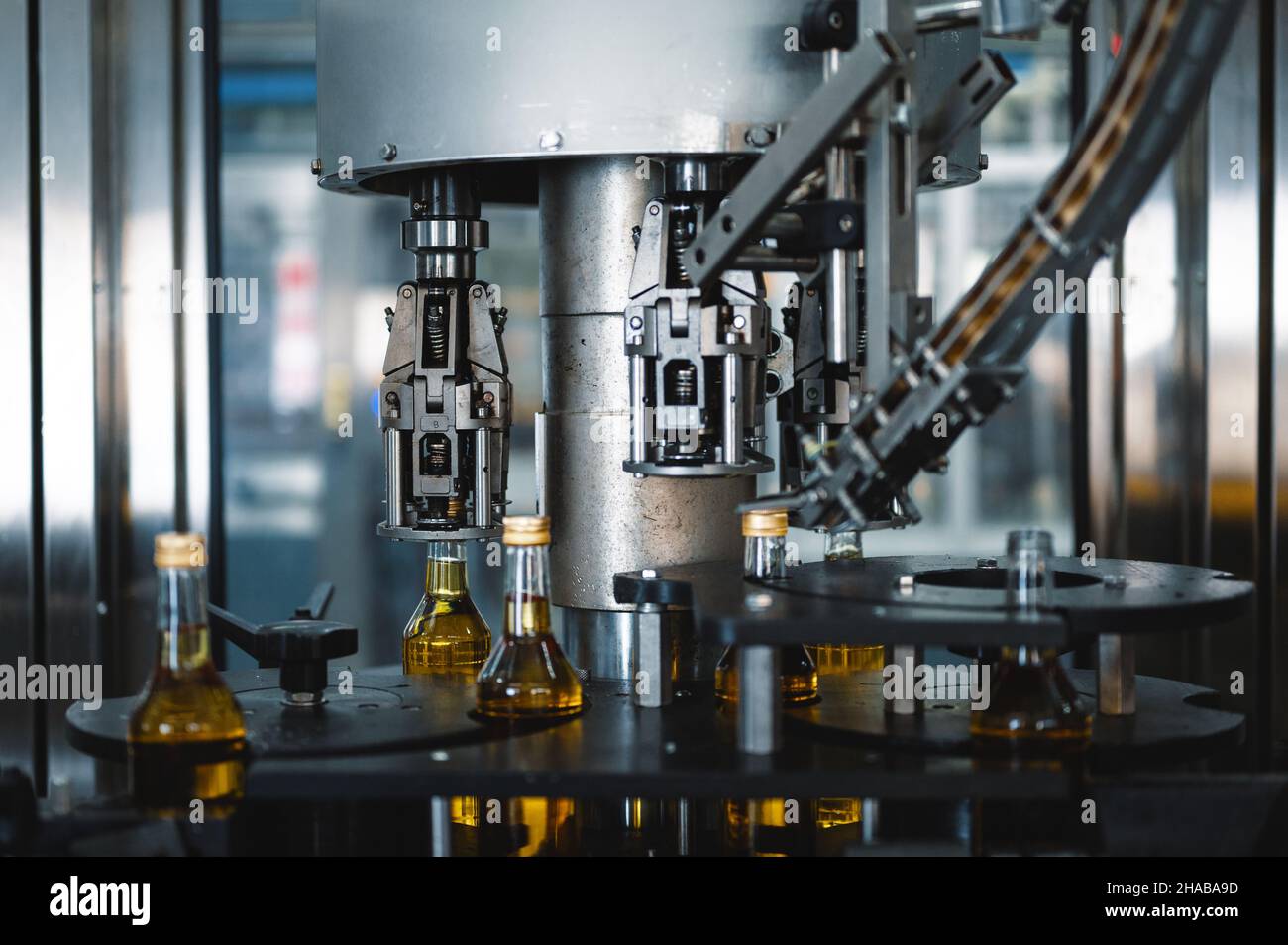 Die Werkzeugmaschine bringt Verschlüsse auf Flaschen mit hartem Alkoholgetränk Stockfoto