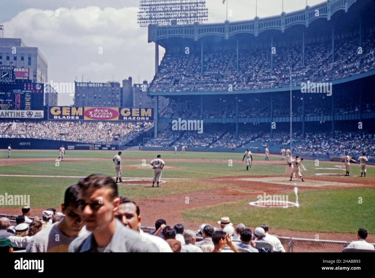 Blick über das Feld auf das ursprüngliche Yankee Stadium, die Bronx, New York USA c. 1957. Die Baseballspieler wärmen sich auf, bevor sie ein Spiel gegen Chicago beginnen. Das Stadion war der Heimatballpark der New York Yankees, eines der Major League Baseballspiele der Stadt. Das Stadion wurde von 1922 bis 1923 gebaut. Der Bau wurde vollständig vom Yankees-Besitzer Jacob Ruppert bezahlt – ein Vintage-Foto aus dem Jahr 1950s. Stockfoto