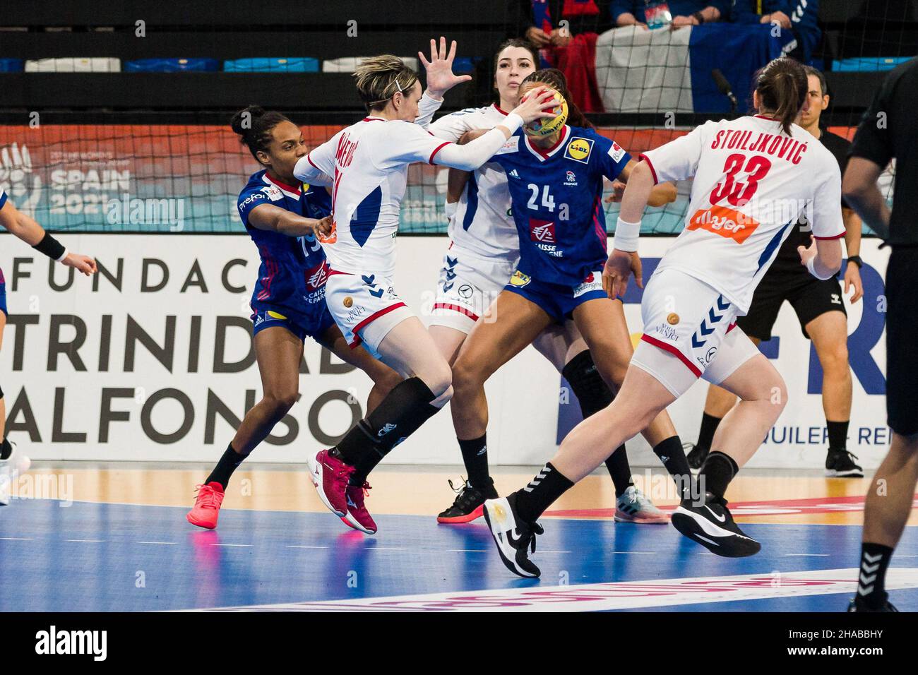 Kristina Liscevic aus Serbien in Aktion während der IHF-Frauen-Weltmeisterschaft 2021, Hauptspiel der III. Runde zwischen Serbien und Frankreich am 11. Dezember 2021 im Palau d'Esports de Granollers in Granollers, Barcelona, Spanien - Foto: Javier Borrego/DPPI/LiveMedia Stockfoto