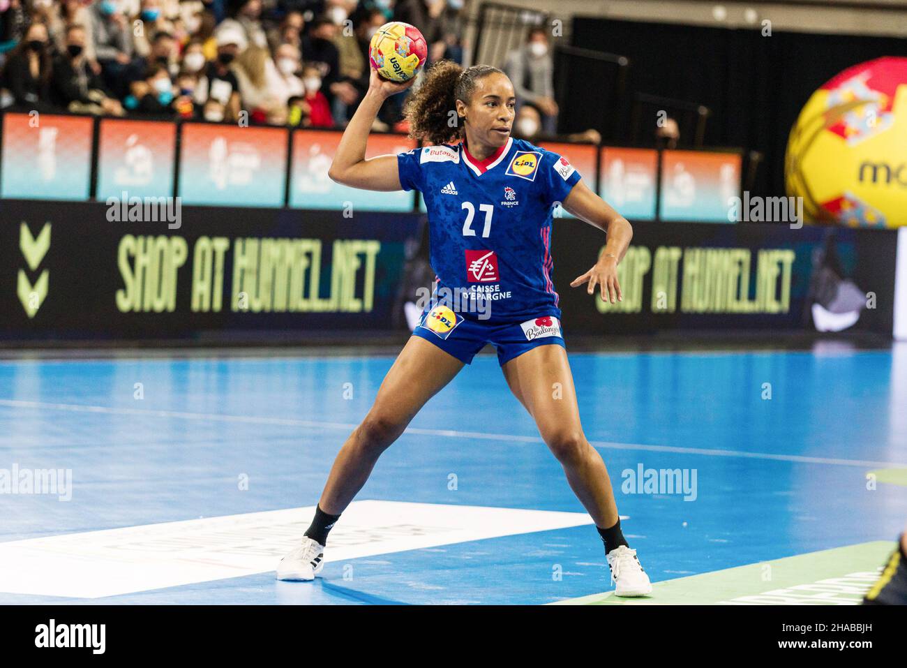 Estelle Nze Minko aus Frankreich während der IHF-Frauen-Weltmeisterschaft 2021, Hauptspiel der III. Runde zwischen Serbien und Frankreich am 11. Dezember 2021 im Palau d'Esports de Granollers in Granollers, Barcelona, Spanien - Foto: Javier Borrego/DPPI/LiveMedia Stockfoto