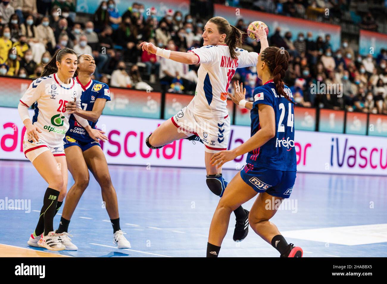 Tamara Radojevic aus Serbien während der IHF-Frauen-Weltmeisterschaft 2021, Hauptspiel der III. Runde zwischen Serbien und Frankreich am 11. Dezember 2021 im Palau d'Esports de Granollers in Granollers, Barcelona, Spanien - Foto: Javier Borrego/DPPI/LiveMedia Stockfoto