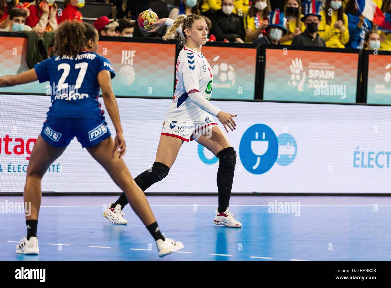 Andela Janjusevic aus Serbien während der IHF-Frauen-Weltmeisterschaft 2021, Hauptspiel der III. Runde zwischen Serbien und Frankreich am 11. Dezember 2021 im Palau d'Esports de Granollers in Granollers, Barcelona, Spanien - Foto: Javier Borrego/DPPI/LiveMedia Stockfoto