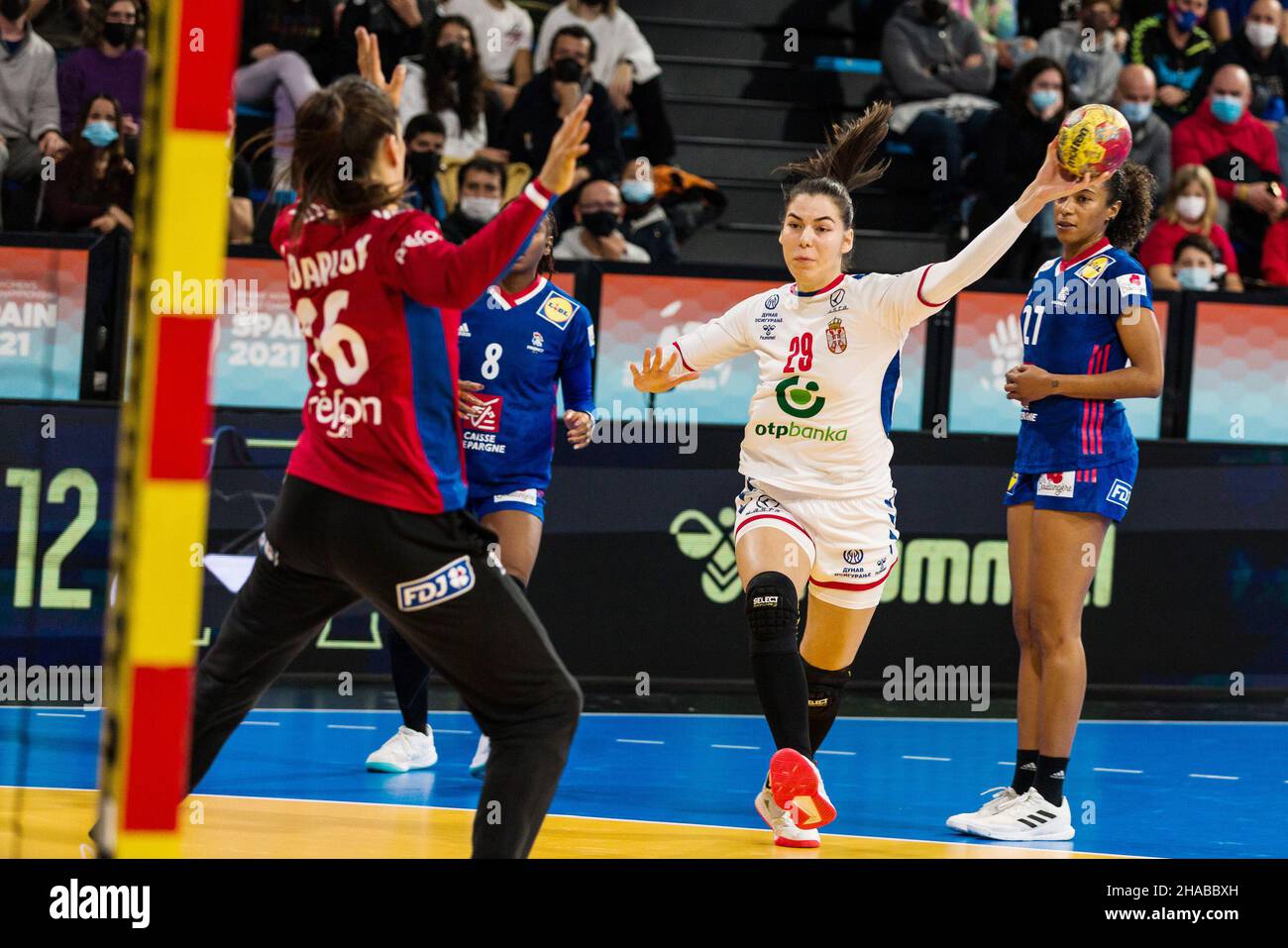 Natasa Lovric aus Serbien während der IHF-Frauen-Weltmeisterschaft 2021, Hauptspiel der III. Runde zwischen Serbien und Frankreich am 11. Dezember 2021 im Palau d'Esports de Granollers in Granollers, Barcelona, Spanien - Foto: Javier Borrego/DPPI/LiveMedia Stockfoto