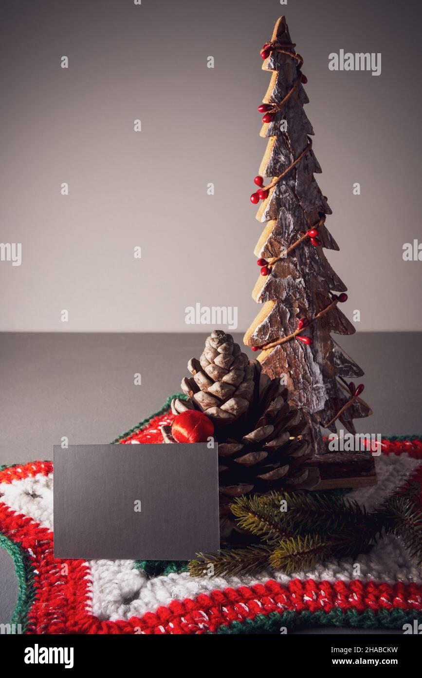 Unbeschriftete Visitenkarte in Schwarz zum Branding mit weihnachtsdekorationen Stockfoto