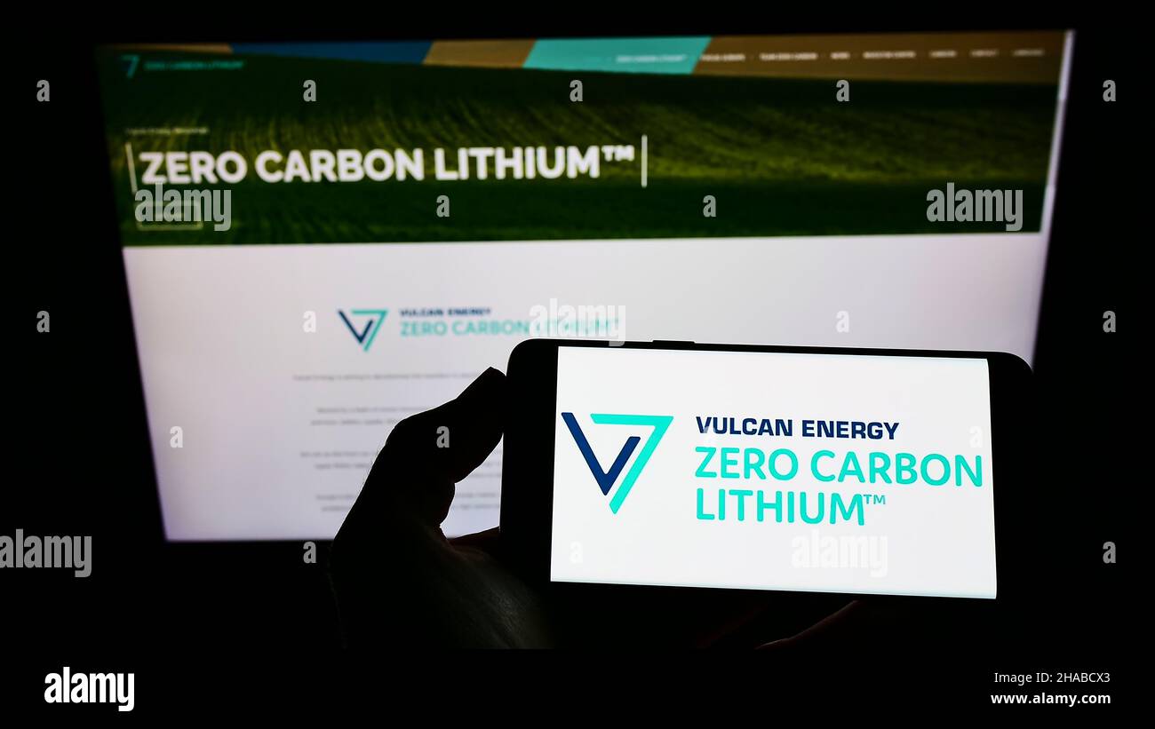 Person, die das Smartphone mit dem Logo des australischen Unternehmens Vulcan Energy Resources Ltd auf dem Bildschirm vor der Website hält. Konzentrieren Sie sich auf die Telefonanzeige. Stockfoto
