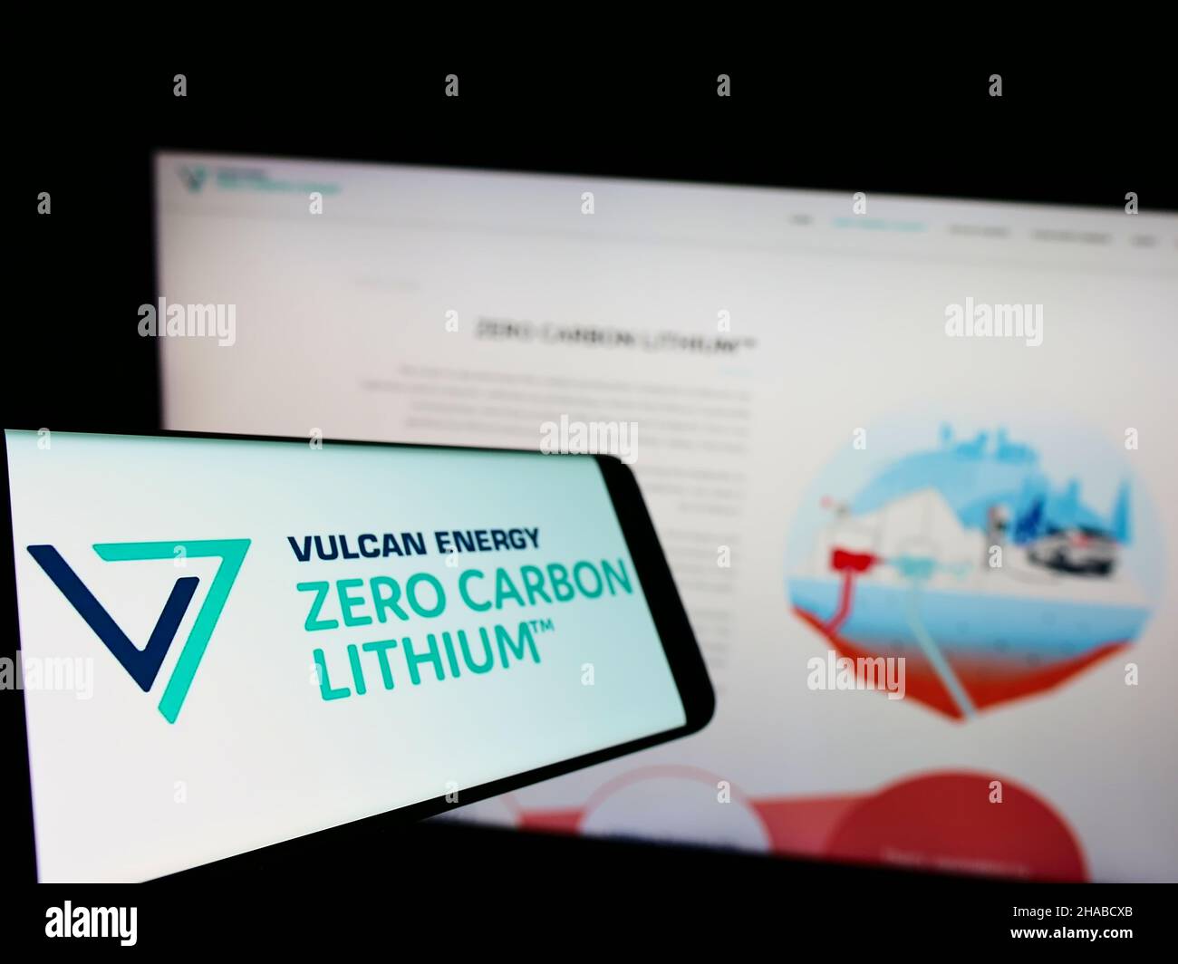 Smartphone mit Logo des australischen Unternehmens Vulcan Energy Resources Ltd auf dem Bildschirm vor der Business-Website. Konzentrieren Sie sich auf die linke Seite des Telefondisplays. Stockfoto