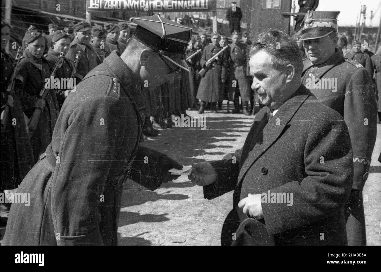 Warszawa, 1949-04-10. Uroczystoœæ oddania do U¿ytku mieszkañcom stolicy mostu pontonowego na Wiœle, wybudowanego przez Warszawski Pu³k Saperów. Otwarcia mostu dokona³ prezydent Warszawy Stanis³aw To³wiñski, który odznaczy³ budowniczych trzema z³otymi, siedmioma srebrnymi i dziesiêcioma br¹zowymi odznakami za odbudowê stolicy. Z³ote odznaczenia otrzymali: genera³ Jerzy Bordzi³owski, pu³kownik Szymanowski i in¿ynier Osmólski. NZ. m.in.: Prezydent To³wiñski (2P), gen. Bordzi³owski (1P). uu PAP Warschau, 10. April 1949. Die Eröffnungszeremonie der Pontonbrücke über die Weichsel, buil Stockfoto