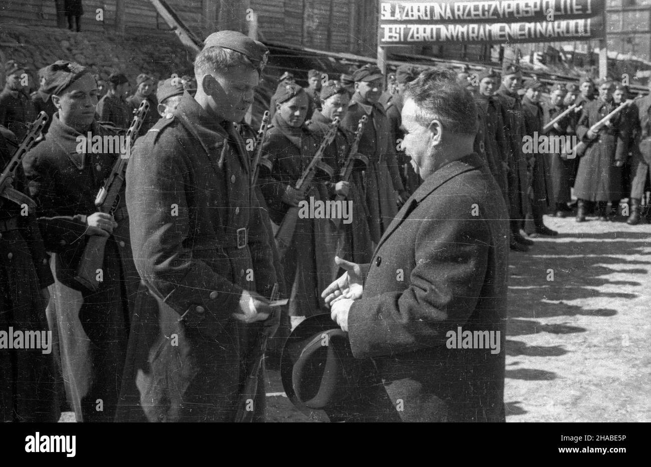 Warszawa, 1949-04-10. Uroczystoœæ oddania do U¿ytku mieszkañcom stolicy mostu pontonowego na Wiœle, wybudowanego przez Warszawski Pu³k Saperów. Otwarcia mostu dokona³ prezydent Warszawy Stanis³aw To³wiñski (P), który odznaczy³ budowniczych trzema z³otymi, siedmioma srebrnymi i dziesiêcioma br¹zowymi odznakami za odbudowê stolicy. Z³ote odznaczenia otrzymali: genera³ Jerzy Bordzi³owski, pu³kownik Szymanowski i in¿ynier Osmólski. uu PAP Warschau, 10. April 1949. Die Eröffnungszeremonie der Pontonbrücke über die Weichsel, die vom Warschauer Sapper-Regiment erbaut wurde. Die Brücke wurde von geöffnet Stockfoto