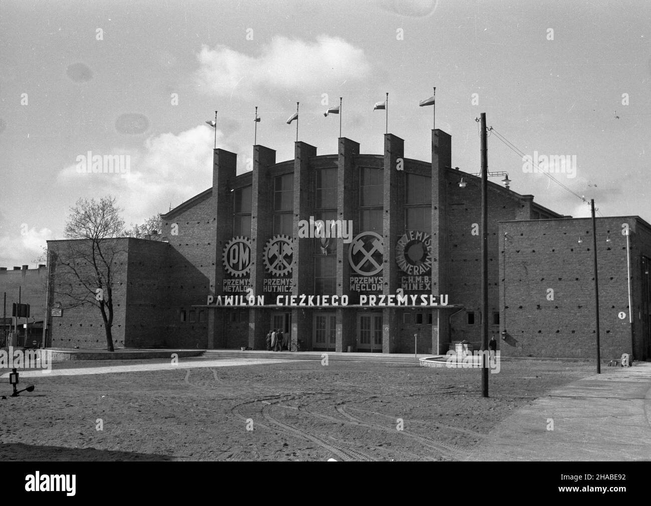 Poznañ, 1949-04-23. XXII Miêdzynarodowe Targi Poznañskie (23 IV-10 V). Nz. Pawiilon Ciê¿kiego Przemys³u. wb PAP Posen, 23. April 1949. Die Internationale Messe Poznan 22nd (23. April bis 10. Mai). Im Bild: Heavy Industry Pavilion. wb PAP Stockfoto