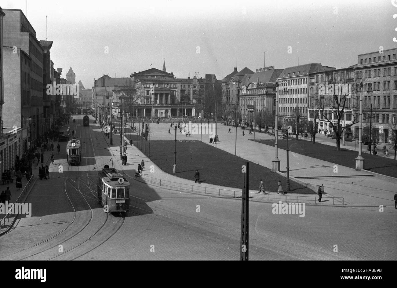 Poznañ, 1949-04-23. Plac Wolnoœci. W g³êbi budynek Arkadii. wb PAP Posen, 23. April 1949. Wolnosci Square. Links das Arkadia-Gebäude. wb PAP Stockfoto