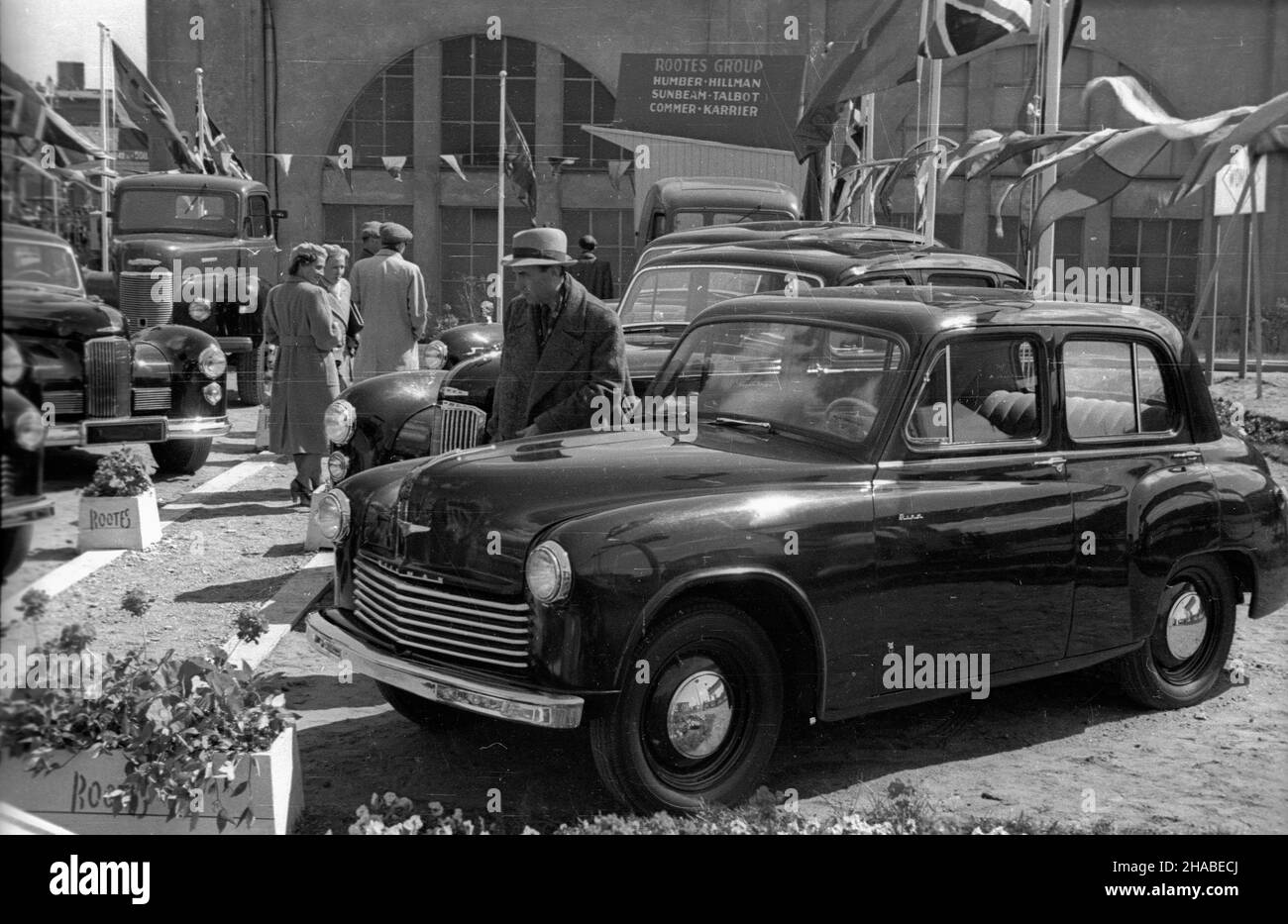 Poznañ, 1949-04-23. XXII Miêdzynarodowe Targi Poznañskie (23 IV-10 V). NZ. Wystawa brytyjskich samochodów Rootes Group. Na pierwszym planie Hillman Minx Phase IV, za nim Humber Super Snipe Mk III. Wb PAP Posen, 23. April 1949. Die Internationale Messe Poznan 22nd (23. April bis 10. Mai). Im Bild: Eine Ausstellung von Autos der britischen Rootes Group. Im Vordergrund die Hillman Minx Phase IV, dahinter die Humber Super Snipe Mk III. Wb PAP Stockfoto