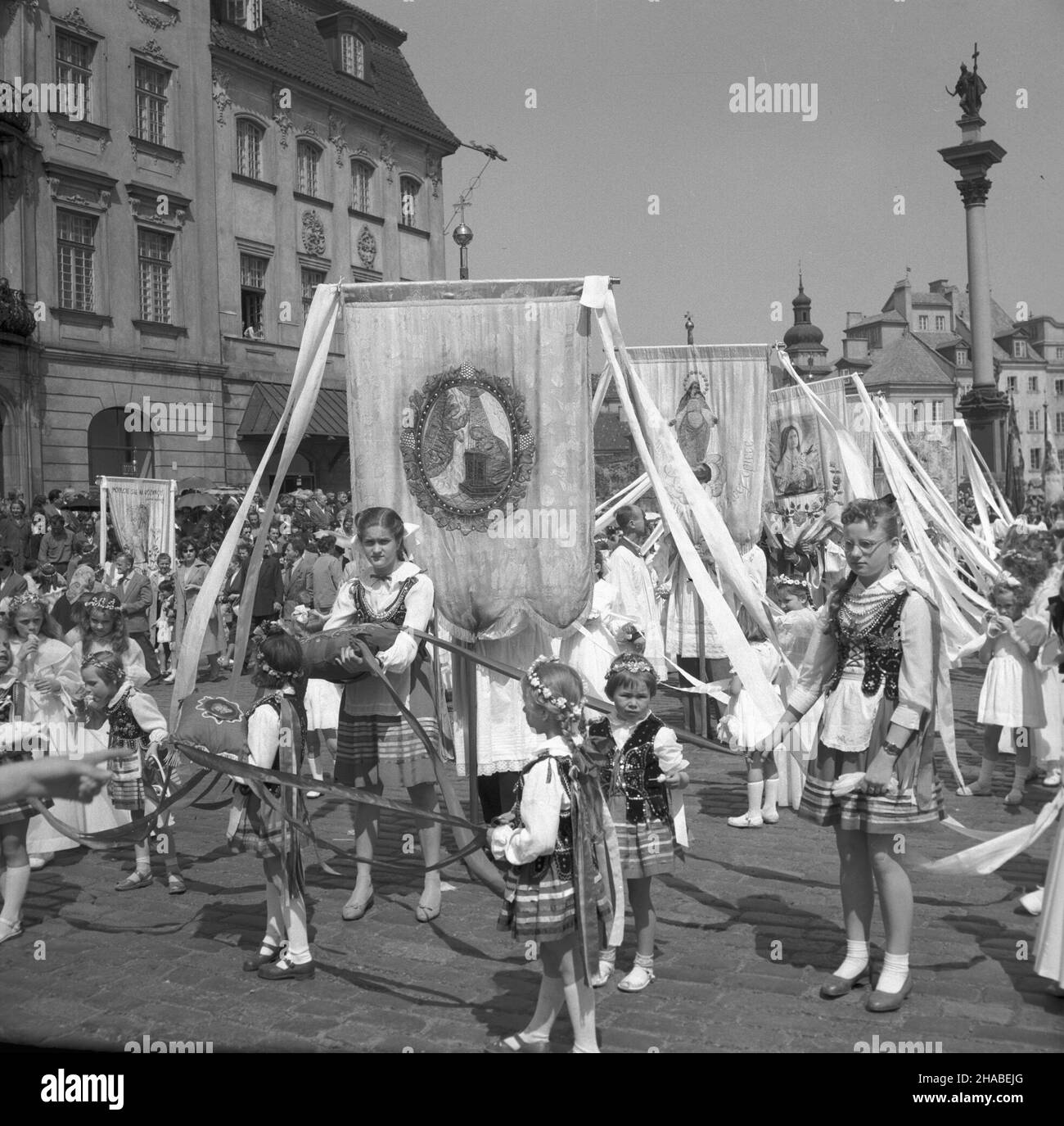 Warszawa 28.05.1964. Uroczystoœæ Najœwiêtszego Cia³a i Krwi Pañskiej - œwiêto Bo¿Ego Cia³a. NZ. Procesja z Najœwiêtszym Sakramentem na ul. Krakowskie Przedmieœcie. mta PAP/Andrzej Kossobudzki Or³owski Warschau, 28. Mai 1964. Fronleichnam, der heiligste Leib und das Blut der Christusfeier. Im Bild: Die Prozession mit dem Heiligen Sakrament in der Krakowskie Przedmiescie Straße. mta PAP/Andrzej Kossobudzki Orlowski Stockfoto