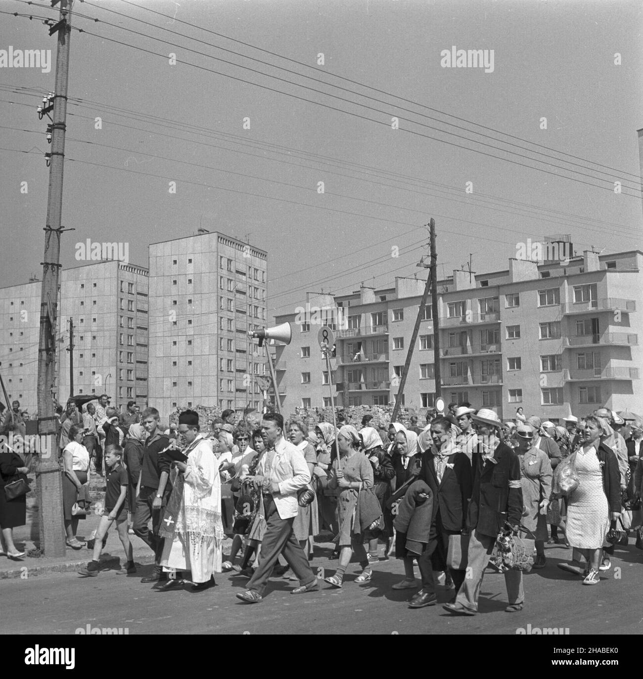 Warszawa 06.08.1966. Pielgrzymowanie do sanktuarium Najœwiêtszej Maryi Panny Jasnogórskiej w Czêstochowie - wymarsz 250. Warszawskiej Pielgrzymki Pieszej na Jasn¹ Górê nz. grupa p¹tników z dzielnicy Ochota na ul. Grójeckiej. mta PAP/Andrzej Kossobudzki Or³owski Warschau 06. August 1966. Die Wallfahrt zum Heiligtum der heiligsten Jungfrau Maria aus Jasna Gora in Tschenstochau - die Warschauer Wallfahrt nach Jasna Gora aus Warschau im Jahr 250th. Im Bild: Eine Gruppe von Pilgern aus dem Ochora Bezirk in der Grojecka Straße. mta PAP/Andrzej Kossobudzki Orlowski Stockfoto