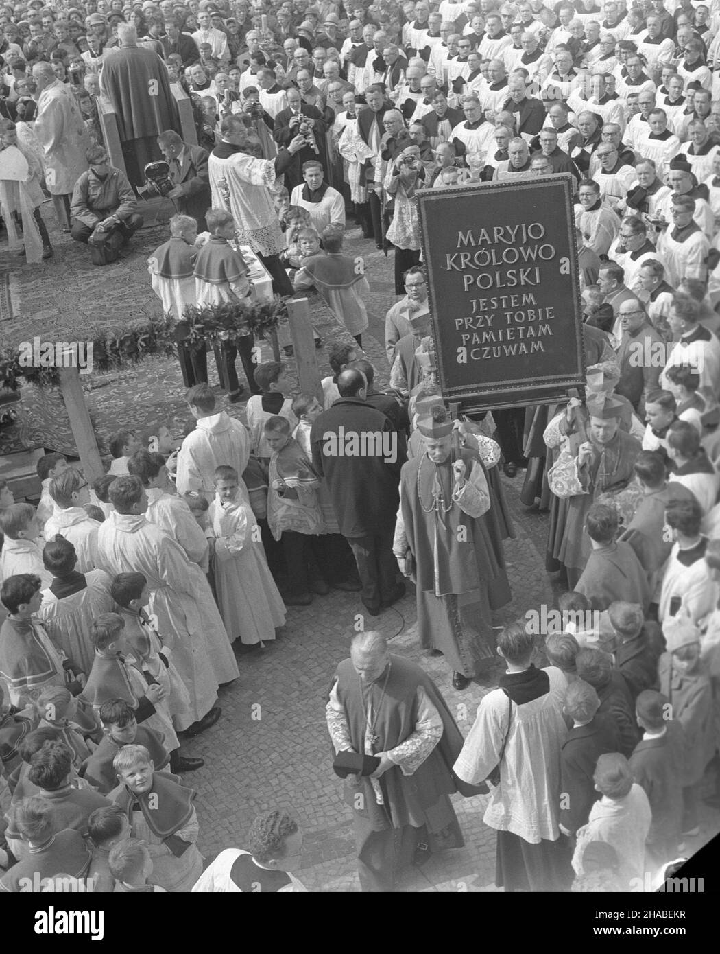 Czêstochowa 03.05.1966. G³ówna uroczystoœæ koœcielnych obchodów milenium chrztu Polski na Jasnej Górze w œwiêto Królowej Polski. W celebrze uczestniczyli biskupi pod przewodnictwem prymasa Polski kardyna³a Stefana Wyszyñskiego, duchowieñstwo diecezjalne i zakonne, delegacje parafii, rzesze wiernych. NZ. Procesja z obrazem Matki Boskiej Czêstochowskiej na wa³ach klasztoru oo. Paulinów na Jasnej Górze. mta PAP/Andrzej Kossobudzki Or³owski Tschenstochau 03. Mai 1966.die wichtigste Zeremonie der religiösen Veranstaltung anlässlich des Millenniums der Taufe in Polen in Jasna Gora am Tag der Königin von Polen. Der Stockfoto