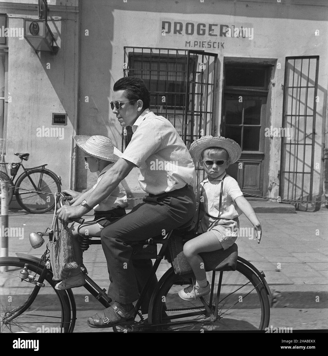 -, 1967. Rodzina na rowerze. (mr) PAP/Edmund Uchymiak ***Miejsce i Data wydarzenia nieustalone*** -, 1967. Familie auf dem Fahrrad. (mr) PAP/Edmund Uchymiak ***Termin und Ort unbekannt*** Stockfoto