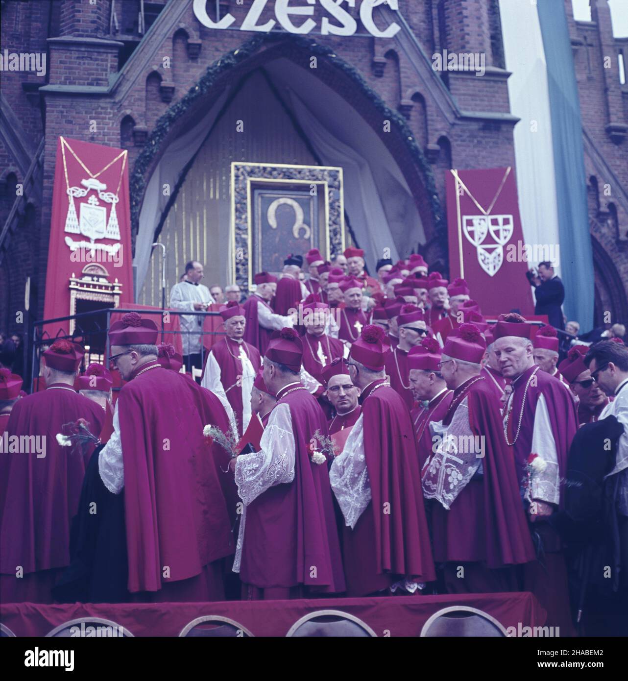 Piekary Œl¹skie 22.05.1966. Suma milenijna z udzia³em prymasa Polski kardyna³a Stefana Wyszyñskiego podczas uroczystoœci Tysi¹clecia Chrztu Polski w Sanktuarium Matki Sprawiedliwoœci i Mi³oœci Spo³ecznej w Piekarach Œl¹skich. NZ. Arcybiskupi i biskupi - cz³onkowie episkopatu Polski przed koœcio³em pw. Zmartwychwstania Pañskiego w Kalwarii Piekarskiej. mta PAP/Andrzej Kossobudzki Or³owski Piekary Slaskie 22. Mai 1966. Die hohe Messe, an der der Primas von Polen, Kardinal Stefan Wyszynski, während der Feierlichkeiten anlässlich des Millenniums der Taufe Polens bei der Muttergottes der Gerechtigkeit und des Sozialen L teilnahm Stockfoto