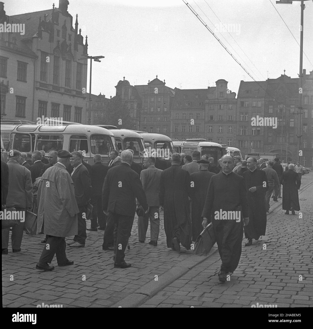 Wroc³aw 10,1966. Centralne uroczystoœci Tysi¹clecia Chrztu Polski w archiecezji wroc³awskiej odby³y w Trzebnicy i we Wroc³awiu w dniach 15-16.10.1966 r. NZ. duchowieñstwo i osoby œwieckie na Rynku Starego Miasta. mta PAP/Andrzej Kossobudzki Or³owski Dok³adny dzieñ wydarzenia nieustalony. Breslau Oktober 1966. Zentrale Zeremonien anlässlich des Jahrtausends der polnischen Taufe in der Erzdiözese Breslau in Trzebnica und Breslau am 15-16. Oktober 1966. Im Bild: Der Klerus und die Laien in der Altstadt. mta PAP/Andrzej Kossobudzki Orlowski Genaues Datum unbekannt. Stockfoto