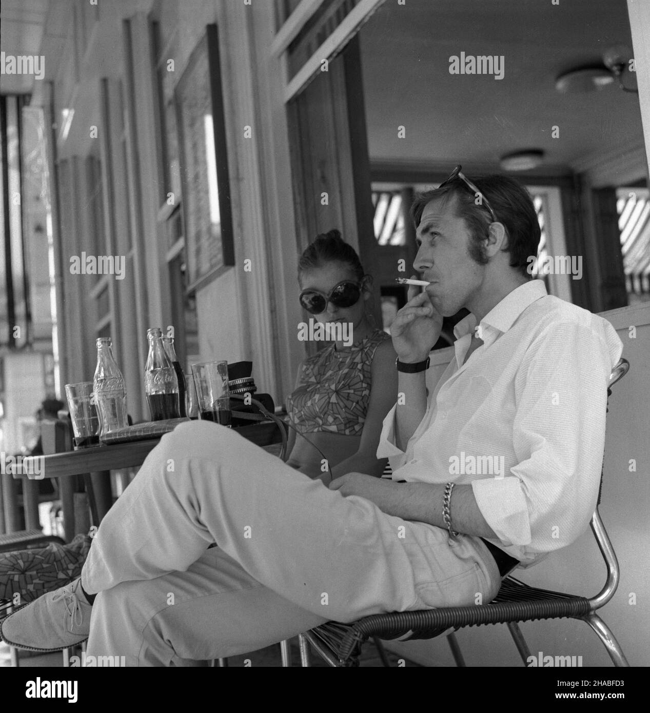 Francja, Rouen, 1969-08. Rouen latem. NZ. turyœci w kawiarni na rynku. mb PAP/Cezary Langda Dok³adny dzieñ wydarzenia nieustalony. Frankreich, Rouen, 1969. August. Rouen im Sommer. Im Bild: Touristen in einem Café auf dem Marktplatz. mb PAP/Cezary Langda Stockfoto