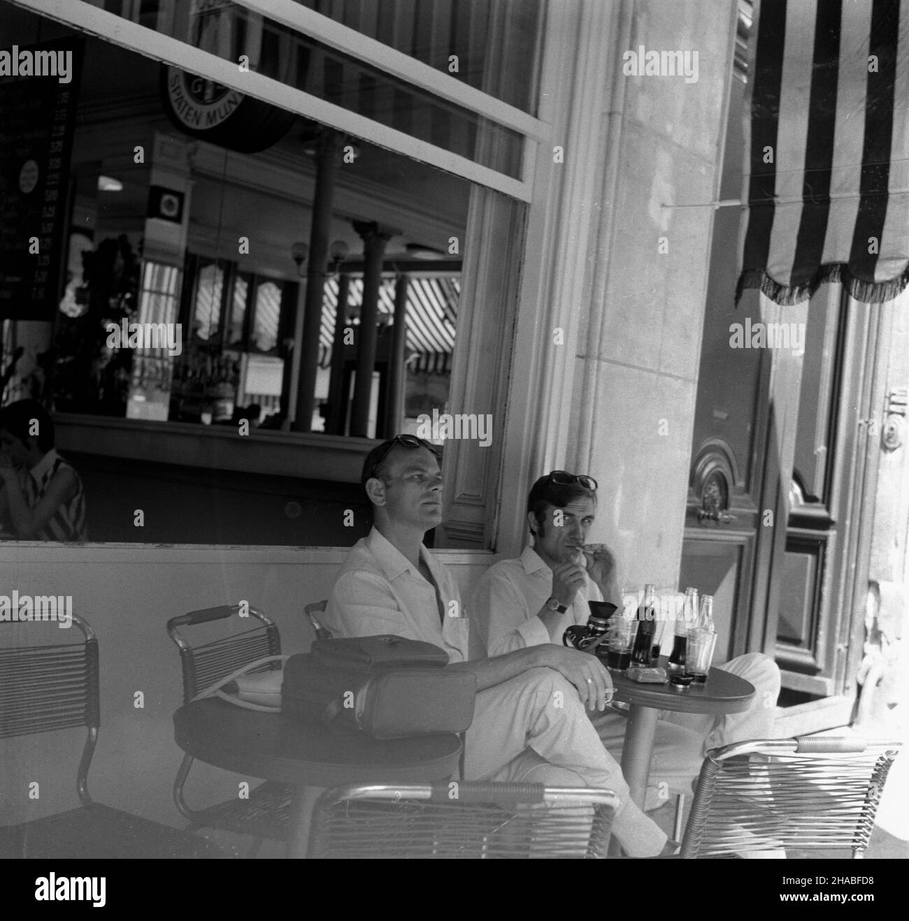 Francja, Rouen, 1969-08. Rouen latem. NZ. turyœci w kawiarni na rynku. mb PAP/Cezary Langda Dok³adny dzieñ wydarzenia nieustalony. Frankreich, Rouen, 1969. August. Rouen im Sommer. Im Bild: Touristen in einem Café auf dem Marktplatz. mb PAP/Cezary Langda Stockfoto