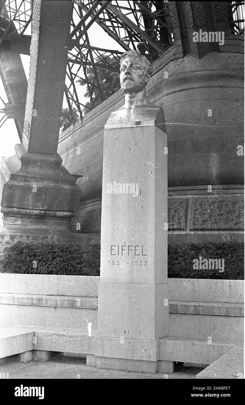 Francja, Pary¿, 1969-08. Pary¿ latem. NZ. Popiersie Gustava Eiffla, konstruktora wie¿y nazwanej jego nazwiskiem. D ie filar wie¿y. mb PAP/Cezary Langda Dok³adny dzieñ wydarzenia nieustalony. Frankreich, Paris, 1969. August. Die Stadt im Sommer. Im Bild: Gustav Eiffels Büste, Konstrukteur des Eisernen Turms namens Eiffelturm. Hinten eine Turmsäule. mb PAP/Cezary Langda Stockfoto
