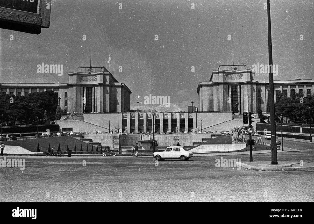 Francja, Pary¿, 1969-08. Pary¿ latem. Nz. Pallais de Chaillot na Wzgórzu Trocadero, zbudowany z okazji Wystawy Œwiatowej w 1937 roku - w stylu klasycyzuj¹cego modernizmu - przez Louis-Hippolyte Boileau. Obecnie siedziba m. in. Muzeum Marynarki. mb PAP/Cezary Langda Dok³adny dzieñ wydarzenia nieustalony. Frankreich, Paris, 1969. August. Die Stadt im Sommer. Im Bild: Pallais de Chaillot auf dem Trocadero-Hügel, erbaut im klassizistischen Modernismus von Louis-Hippolyte Boileau anlässlich der Weltausstellung 1937. Heute Sitz unter anderem des National Maritime Museum (Musee de Stockfoto