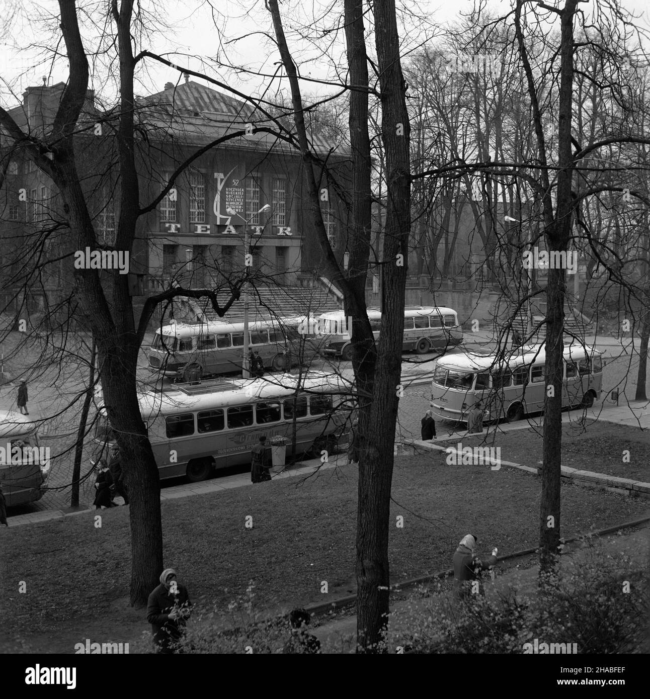 Olsztyn, 1969-10. Front-Budynku przy ul. 1 Maja 4, w którym mieœci siê Teatr im. Stefana Jaracza. Nad wejœciem umieszczono transparent: 52 rocznica Wielkiej Socjalistycznej Rewolucji PaŸdziernikowej. uu PAP/Stanis³aw Moroz Dok³adny dzieñ wydarzenia nieustalony. Olsztyn, 1969. Oktober. Vorderseite des Gebäudes mit dem Stefan Jaracz Theater. Über dem Eingang ein Banner: 52nd. Jahrestag der Großen Sozialistischen Oktoberrevolution. uu PAP/Stanislaw Moroz Stockfoto