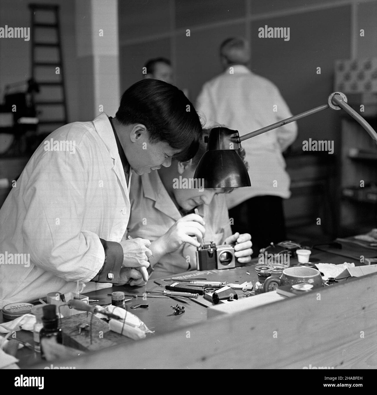 Niemcy, Drezno, 1969-10. Zak³ad naprawy aparatów fotograficznych. mb PAP/Stanis³aw D¹browiecki Dok³adny dzieñ wydarzenia nieustalony. Deutschland, Dresden, Oktober 1969. Eine Kamera-Reparatur-Firma. mb PAP/Stanislaw Dabrowiecki Stockfoto