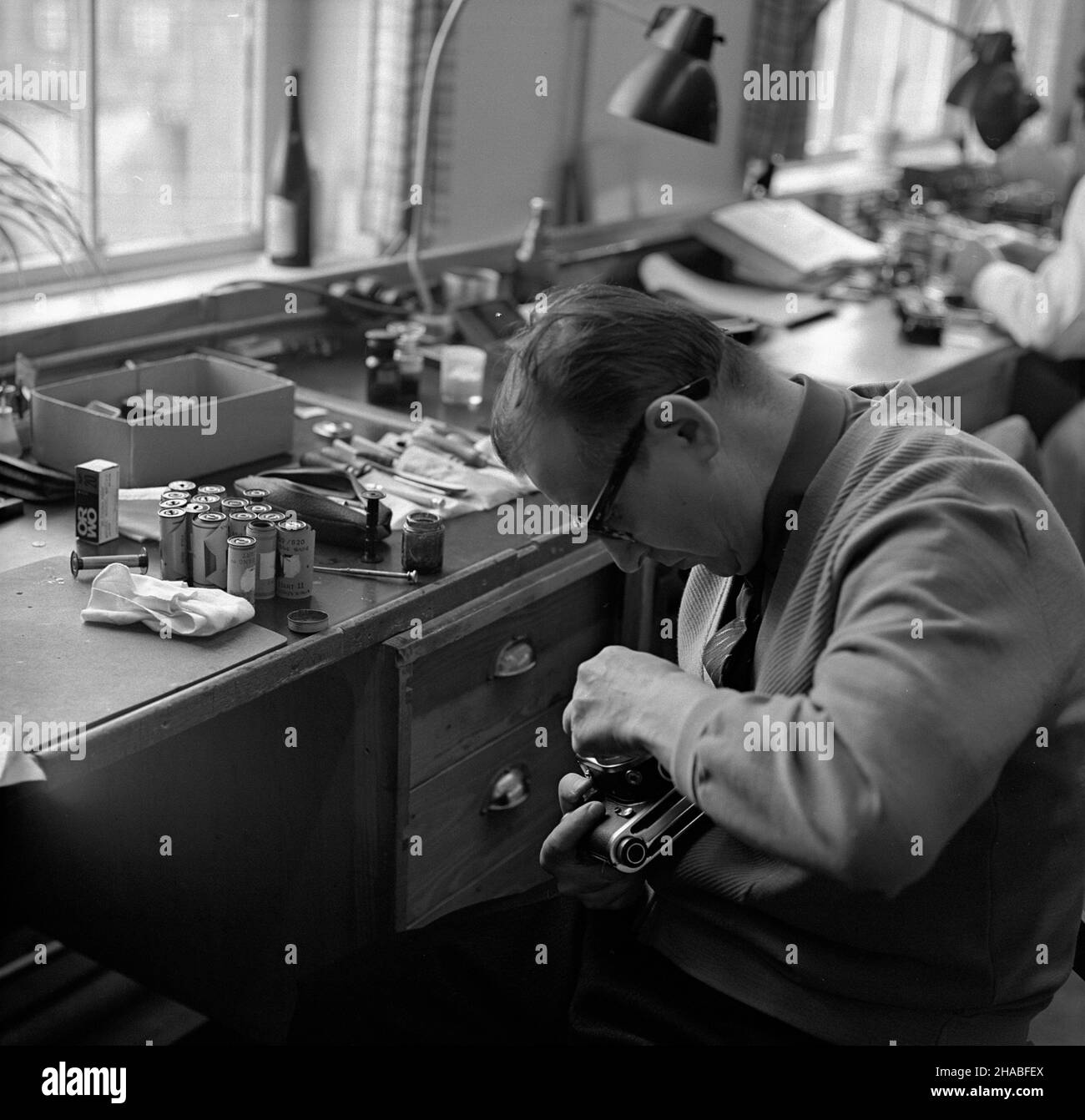 Niemcy, Drezno, 1969-10. Zak³ad naprawy aparatów fotograficznych. mb PAP/Stanis³aw D¹browiecki Dok³adny dzieñ wydarzenia nieustalony. Deutschland, Dresden, Oktober 1969. Eine Kamera-Reparatur-Firma. mb PAP/Stanislaw Dabrowiecki Stockfoto