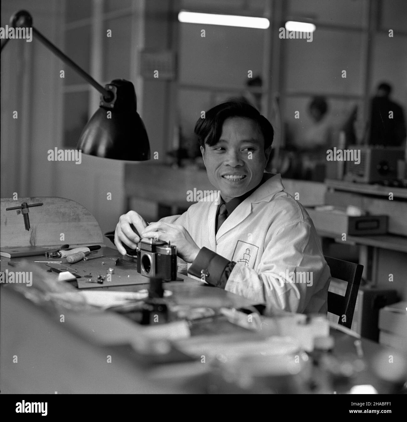 Niemcy, Drezno, 1969-10. Zak³ad naprawy aparatów fotograficznych. mb PAP/Stanis³aw D¹browiecki Dok³adny dzieñ wydarzenia nieustalony. Deutschland, Dresden, Oktober 1969. Eine Kamera-Reparatur-Firma. mb PAP/Stanislaw Dabrowiecki Stockfoto