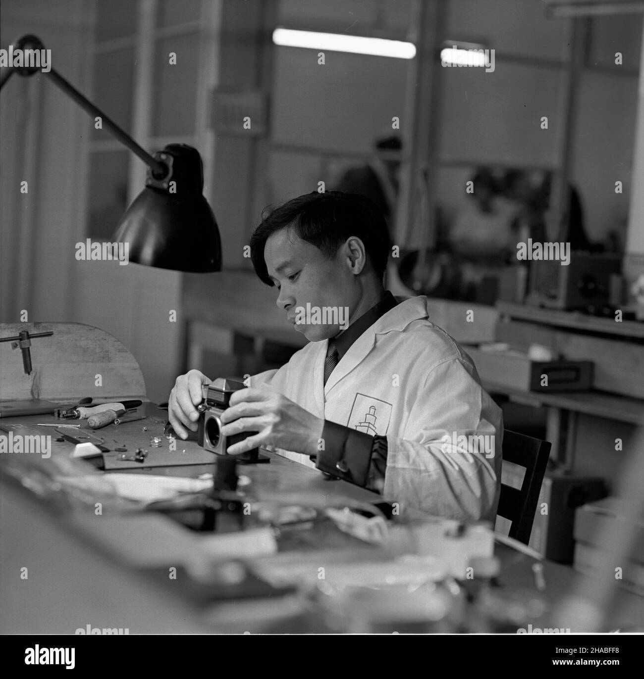 Niemcy, Drezno, 1969-10. Zak³ad naprawy aparatów fotograficznych. mb PAP/Stanis³aw D¹browiecki Dok³adny dzieñ wydarzenia nieustalony. Deutschland, Dresden, Oktober 1969. Eine Kamera-Reparatur-Firma. mb PAP/Stanislaw Dabrowiecki Stockfoto